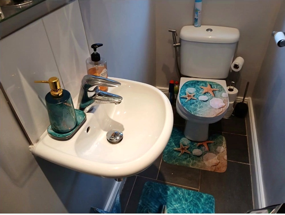 Small bathroom included in a Good Hands home cleaning visit
